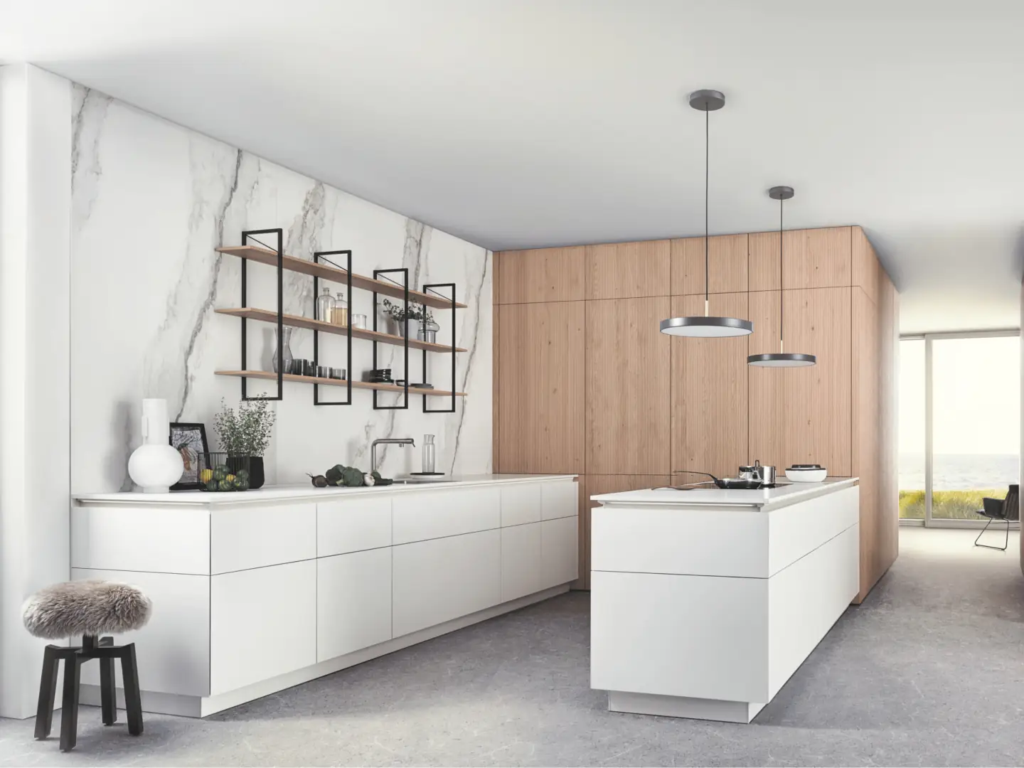 Una cucina con isola bianca, pareti attrezzate in legno e mensole nere.