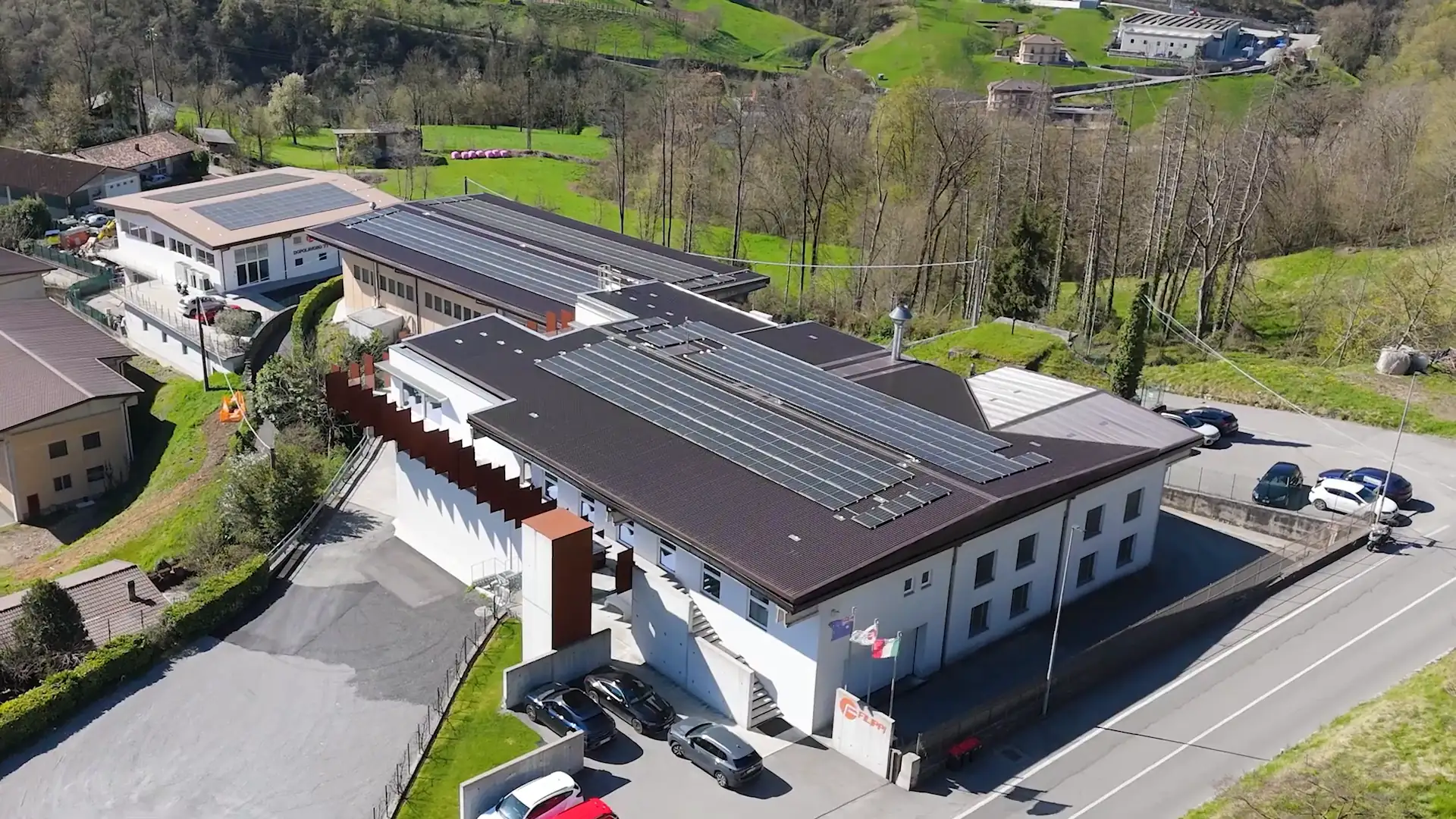 La Valle Imagna dall’alto e la sede di Filippi 1971 a Berbenno, coi capannoni e il fotovoltaico sul tetto.